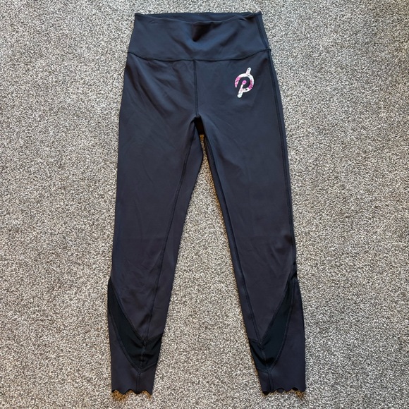 Peloton Workout Black Ankle Length Leggings with Scalloped Hem P Logo - Medium - Picture 1 of 10